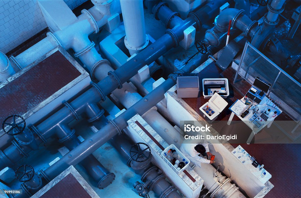 Impianto industriale per il trattamento e purificazione dell'acqua - Foto stock royalty-free di Acqua