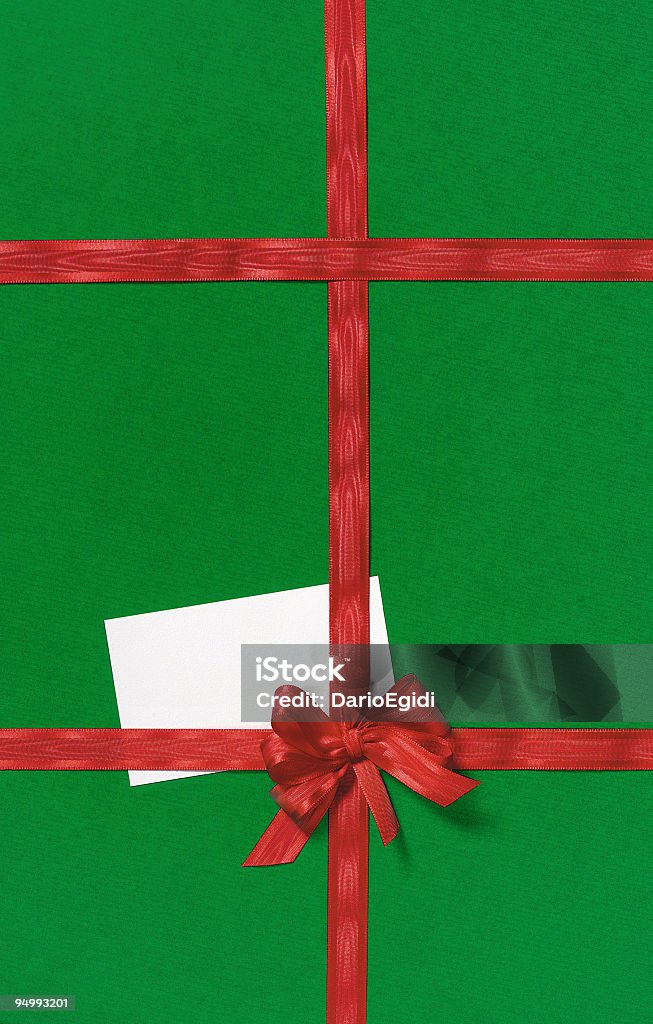 グリーンギフト包装紙、レッドのリボンとホワイトのグリーティングスカード - ちょう結びのロイヤリティフリーストックフォト