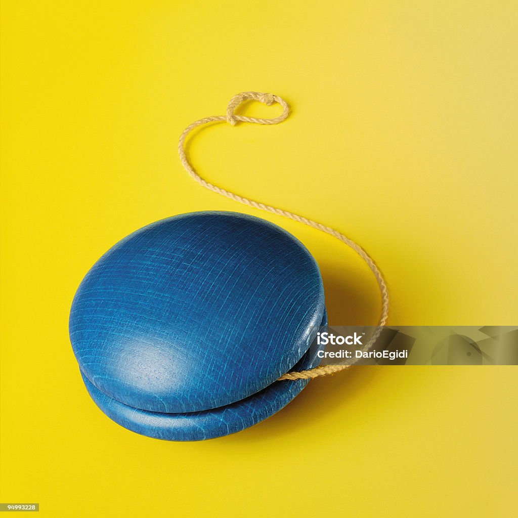 Azul yo-yo sobre fundo amarelo - Royalty-free Ioió Foto de stock