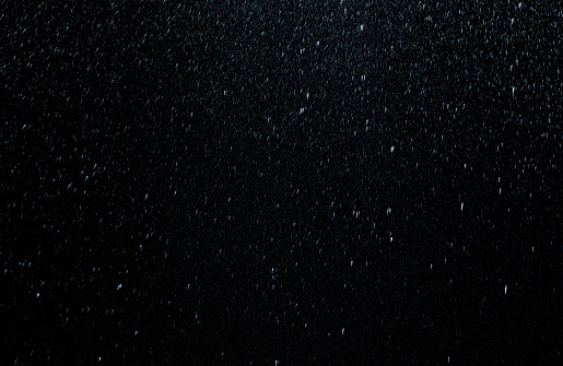 Raindrops caer sobre fondo negro photo