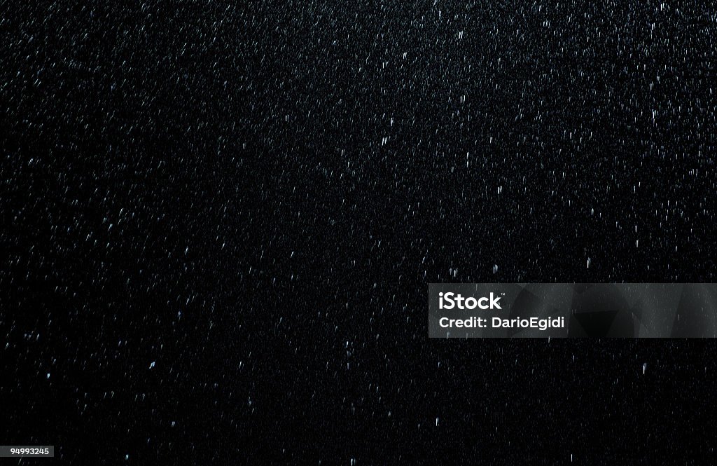 Da pioggia cadere su sfondo nero - Foto stock royalty-free di Pioggia