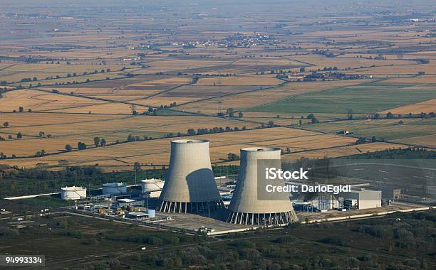 Veduta Aerea Di Un Impianto Di Energia Nucleare Chiuso Tra I Campi - Fotografie stock e altre immagini di Centrale nucleare