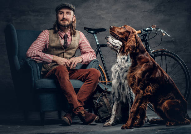 um homem com cão e bicicleta. - place setting fotos - fotografias e filmes do acervo