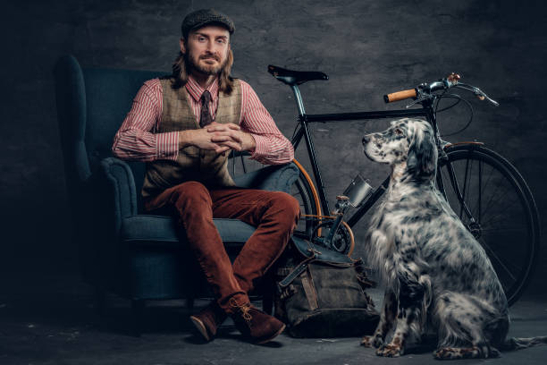 um homem com cão e bicicleta. - place setting fotos - fotografias e filmes do acervo