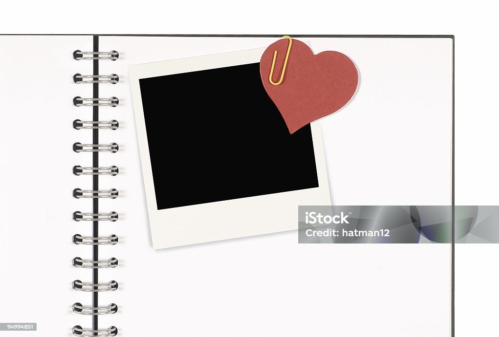 Cuaderno con foto instantánea en blanco impreso y papel rojo corazón - Foto de stock de Cámara de bolsillo libre de derechos