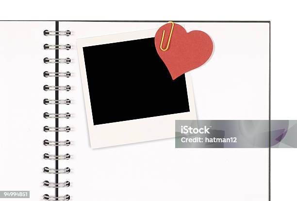 Cuaderno Con Foto Instantánea En Blanco Impreso Y Papel Rojo Corazón Foto de stock y más banco de imágenes de Cámara de bolsillo