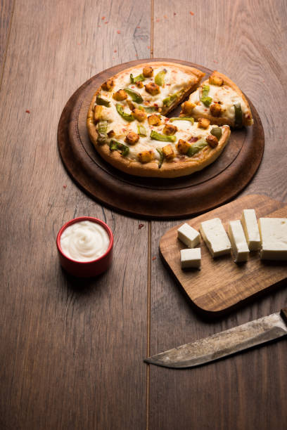 istock Indian Paneer Pizza with fresh cottage Cheese cubes and white sauce 949950128