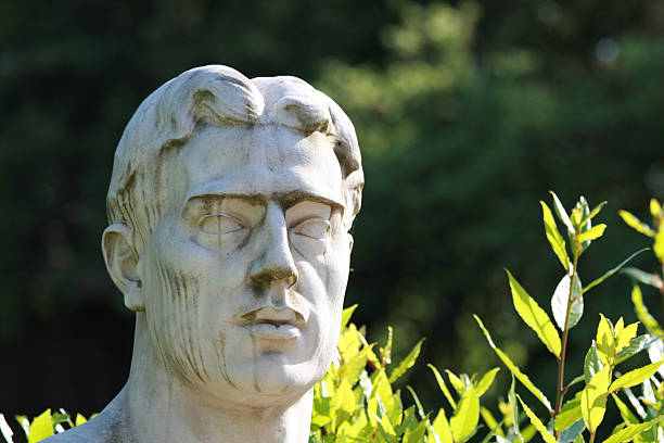 masculino estátua no villa borghese, em roma - statue male classical greek profile - fotografias e filmes do acervo