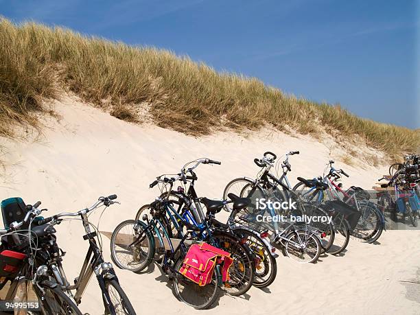 Fahrräder Geparkt In Den Dünen Stockfoto und mehr Bilder von Niederlande - Niederlande, Sanddüne, Vergnügen