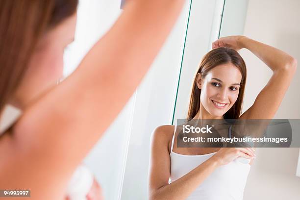 여자 요실 적용 체취 제거제 20-29세에 대한 스톡 사진 및 기타 이미지 - 20-29세, 가정의 방, 갈색 머리