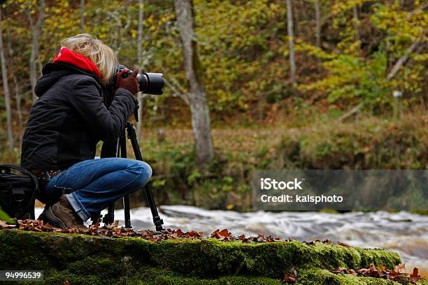 Foto de Garota Fotografando Natureza e mais fotos de stock de 20-24 Anos - 20-24 Anos, Adulto, Cabelo Louro