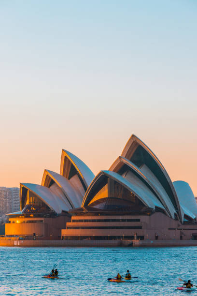 シドニー ・ ハーバーでは、カヤック - opera house australia sydney australia architecture ストックフォトと画像