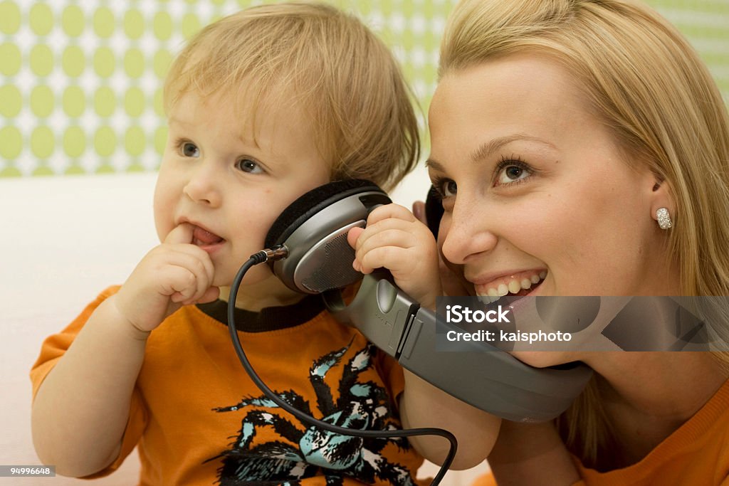 Mère et fils en écoutant de la musique sur le casque - Photo de Casque audio libre de droits