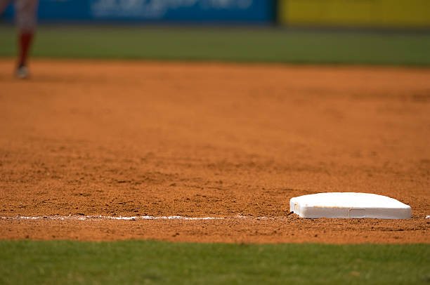 campo de béisbol en juego de béisbol con jugador de béisbol - baseball baseball diamond grass baseballs fotografías e imágenes de stock