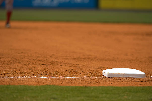 campo da baseball al partita di baseball con baseball - baseball field grass baseballs foto e immagini stock