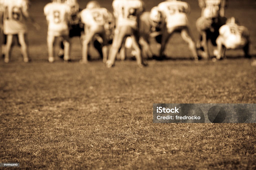 Jogadores de futebol americano jogando um jogo de futebol no campo de futebol americano - Foto de stock de Futebol Americano royalty-free