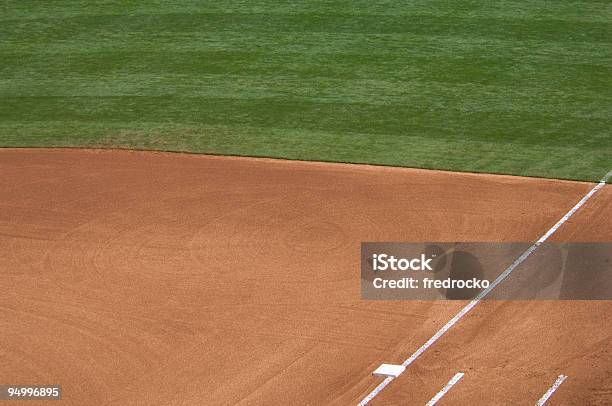 Campo De Béisbol En Juego De Béisbol Foto de stock y más banco de imágenes de Béisbol - Béisbol, Campo interno, Pelota de béisbol