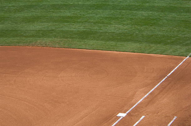 terrain de baseball au match de baseball - baseball diamond baseball baseline grass photos et images de collection