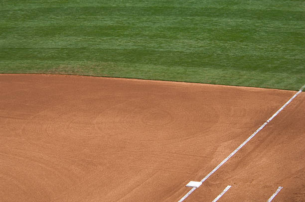 бейсбол поле на бейсбольный матч - baseball baseline base infield стоковые фото и изображения