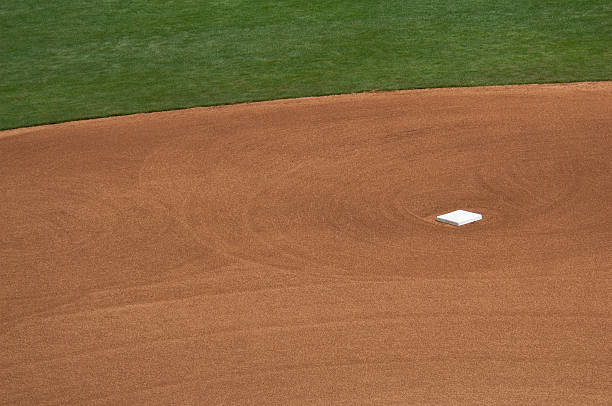 campo de beisebol com beisebol jogo - baseballs baseball baseball diamond infield imagens e fotografias de stock