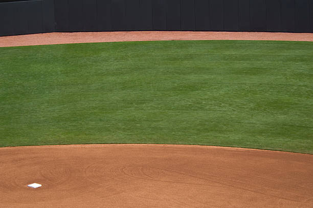 baseball outfield del campo da baseball in partita di baseball - baseball infield baseline close up foto e immagini stock