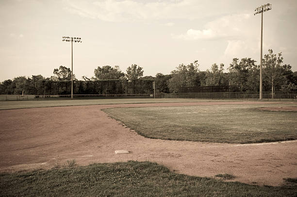 bate de béisbol - baseball diamond baseball baseline grass fotografías e imágenes de stock