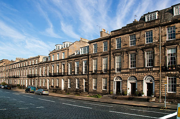 asphaltierte straße in edinburg, großbritannien - boulevard mansion road grounds stock-fotos und bilder