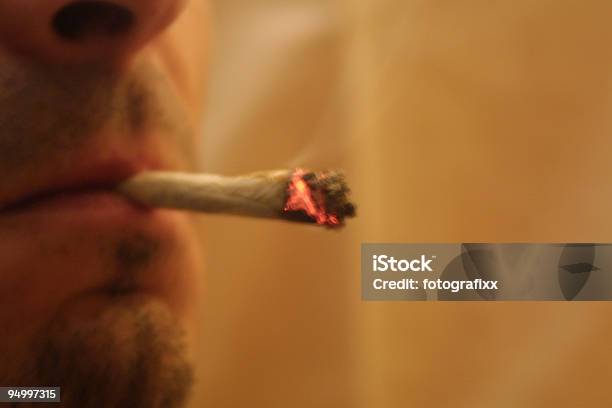 Препарат Злоупотребления Close Up Of A Man Суставов Для Некурящих — стоковые фотографии и другие картинки Хиппи