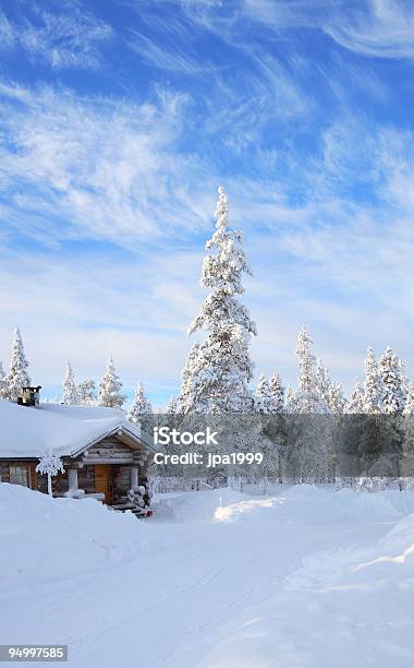 Cabina Nella Foresta - Fotografie stock e altre immagini di Lapponia svedese - Lapponia svedese, Inverno, Lapponia finlandese