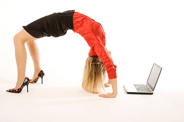 mulher dobrar para trás a olhar para um computador portátil - bending over backwards imagens e fotografias de stock