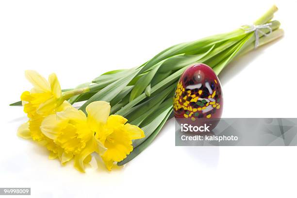 Daffodils E Un Uovo Colorato - Fotografie stock e altre immagini di Artigianato - Artigianato, Bocciolo, Composizione orizzontale