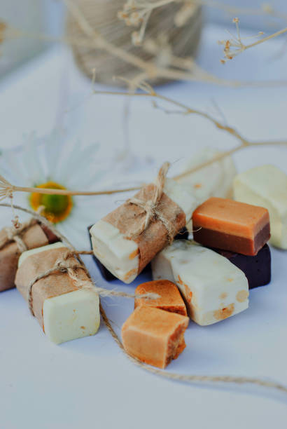 istock Italian nougat bars cut in pieces 949983460