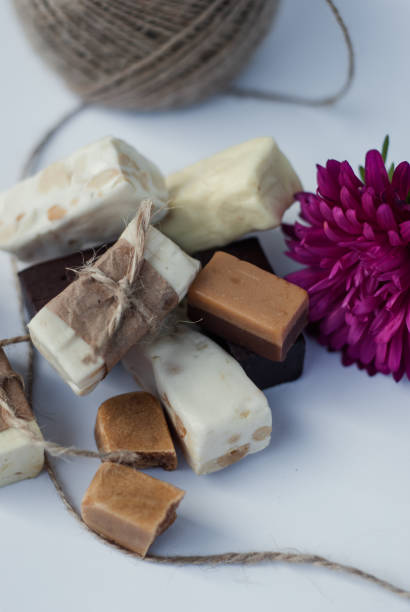 istock Italian nougat bars cut in pieces 949983830