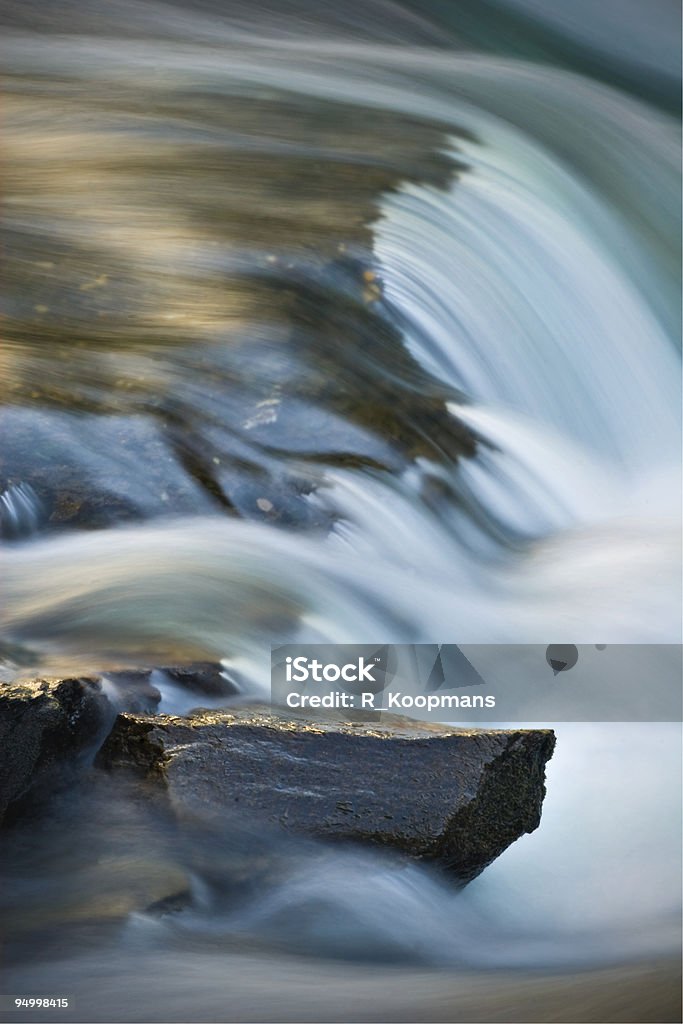 Soyeuse, flou de mouvement sur la rivière rushing rochers pointus (abstrait - Photo de Abstrait libre de droits