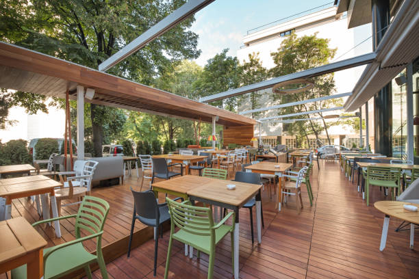 terrasse de restaurant moderne en été - hotel zone photos et images de collection