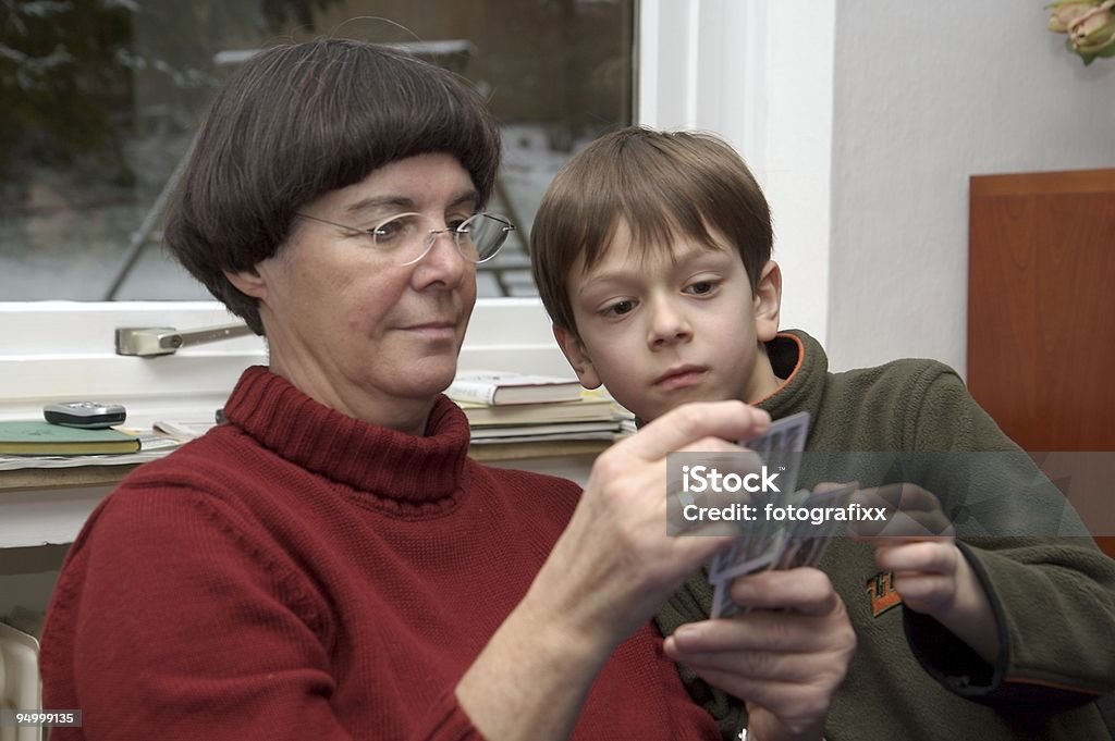 Nonna e bambino carte da gioco insieme - Foto stock royalty-free di 60-69 anni