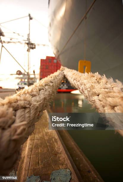 Foto de Amarração Cabo Para Um Navio De Contêiner e mais fotos de stock de Atracado - Atracado, Azul, Carregamento - Atividade