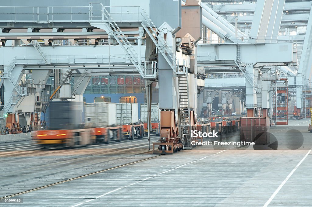 트롤리 밑에 잔점박이 크레인 - 로열티 프리 Gantry Crane 스톡 사진