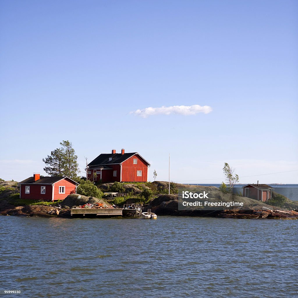 Finlandais maisons sur l'île rouge contre Bleu ciel - Photo de Carré - Composition libre de droits