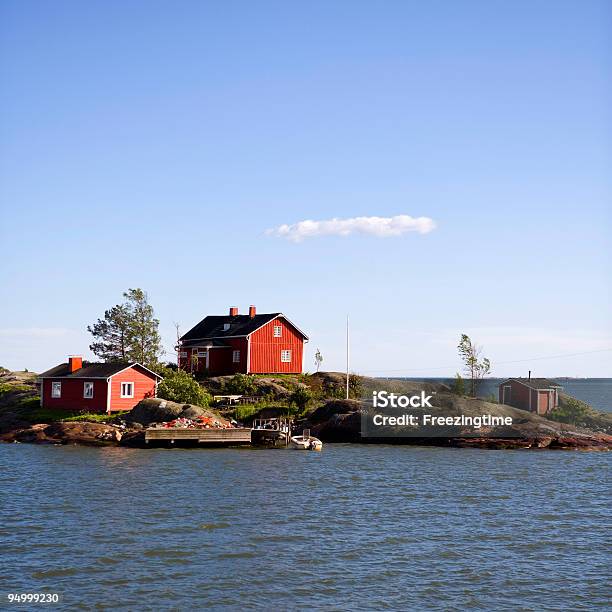 Photo libre de droit de Finlandais Maisons Sur Lîle Rouge Contre Bleu Ciel banque d'images et plus d'images libres de droit de Carré - Composition