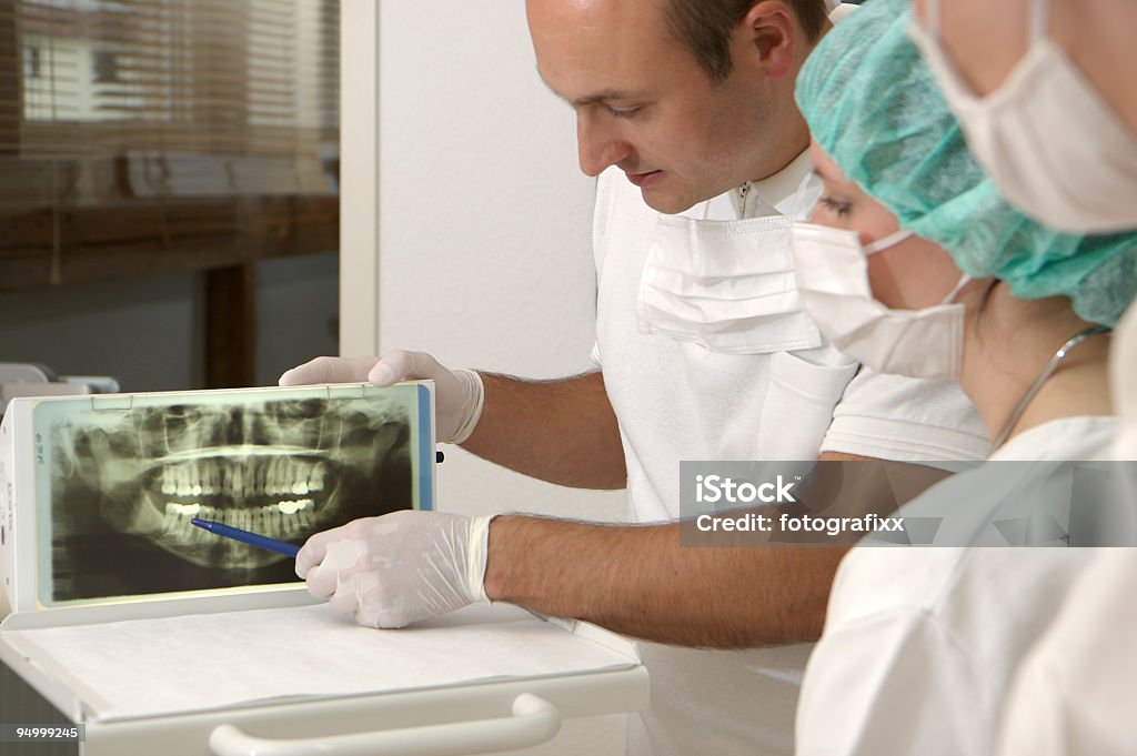 Dentista e assistentes, fazendo uma experiência sobre uma radiografia da imagem - Royalty-free Higiene Dental Foto de stock