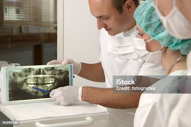 Dentista E Assistentes Fazendo Uma Experiência Sobre Uma Radiografia Da Imagem - Fotografias de stock e mais imagens de Higiene Dental