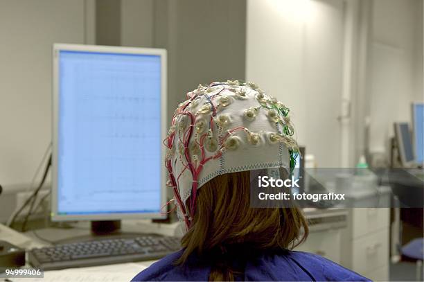 Mädchen Mit Kabel Angeschlossen Für Eeg Vor Fenster Stockfoto und mehr Bilder von EEG