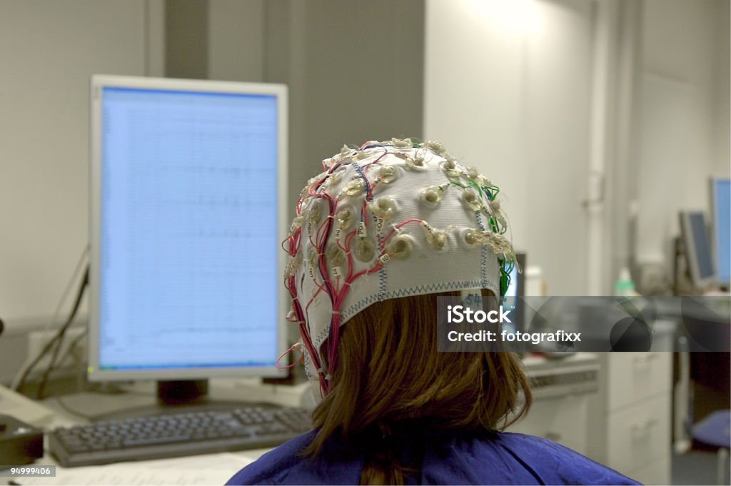 Garota conectado com cabos para Eletroencefalograma na frente da tela - Foto de stock de Eletroencefalograma royalty-free
