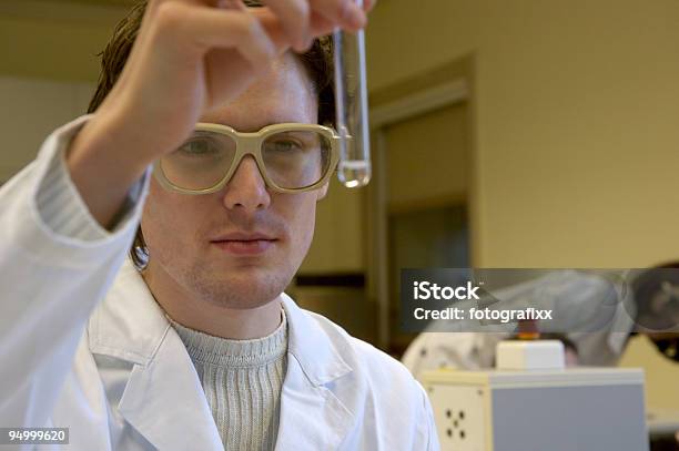 Junger Mann Mit Einer Pipette Während Ein Wissenschaftliches Experiment Stockfoto und mehr Bilder von Arbeitspersonal