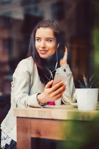 istock Girl listening music 949999366