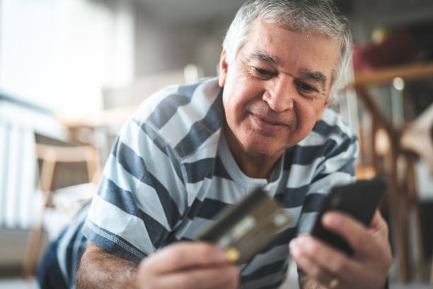 istock Senior purchasing some itens on the internet 949999422