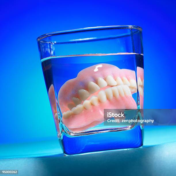 Foto de Dentes Postiços e mais fotos de stock de Clínica Médica - Clínica Médica, Dentadura, Dente Humano