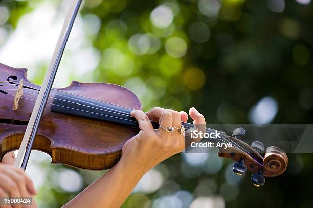 Azione Violinista - Fotografie stock e altre immagini di Ambientazione esterna - Ambientazione esterna, Composizione orizzontale, Fotografia - Immagine