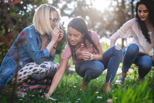 istock Girls picking up flowers 950004906